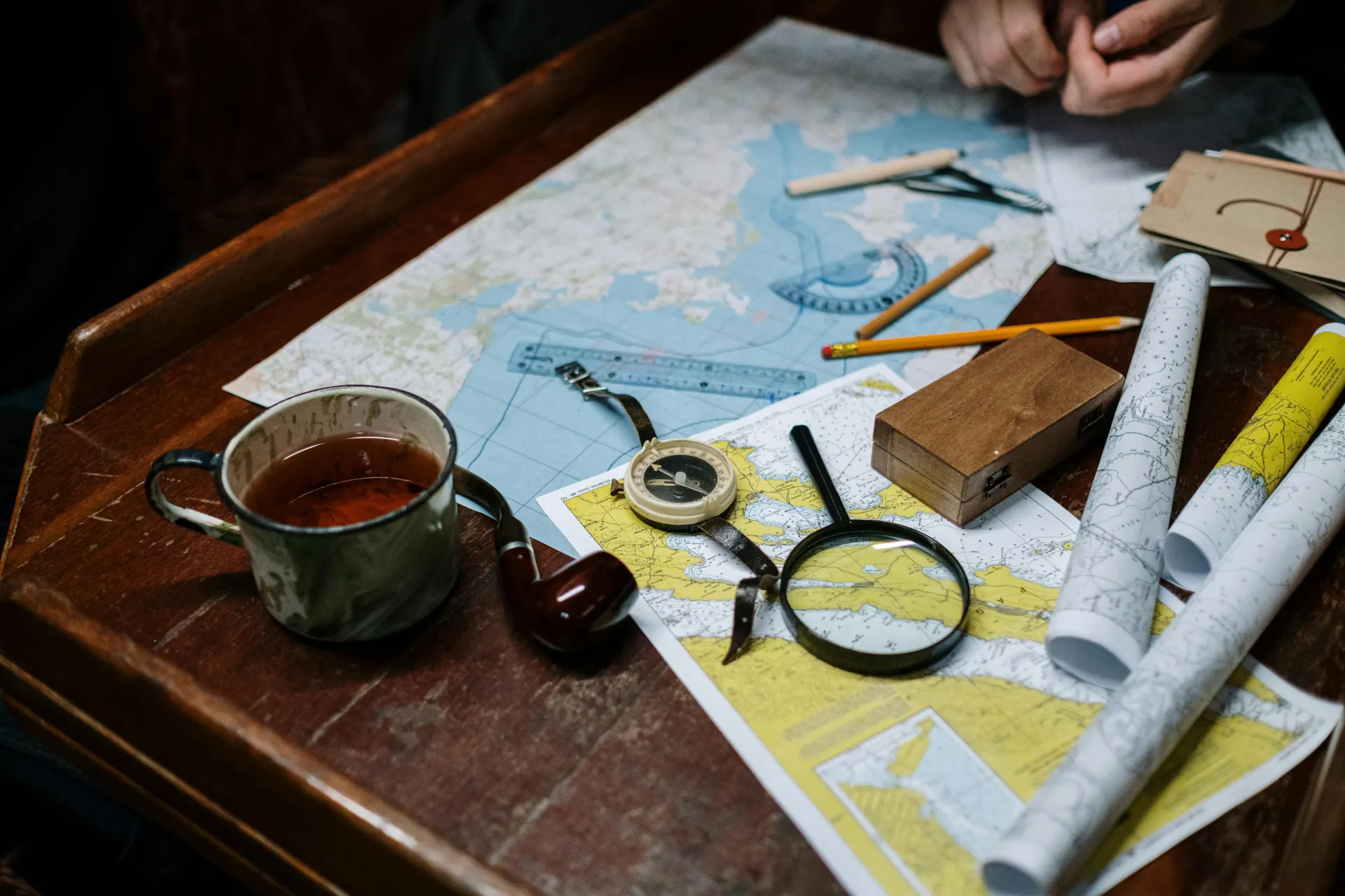 Mesa com chá açoriano e mapa de viagem