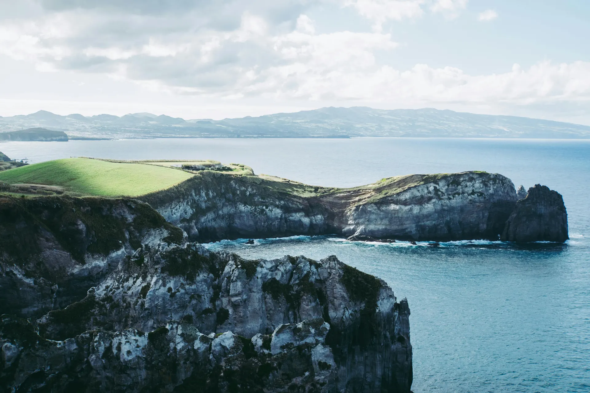Costa verde de São Miguel com colinas de chá e luz suave